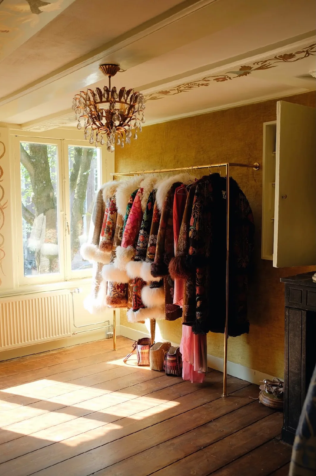 Boetiekinterieur van ZAZI Amsterdam met gouden fluwelen wandbekleding