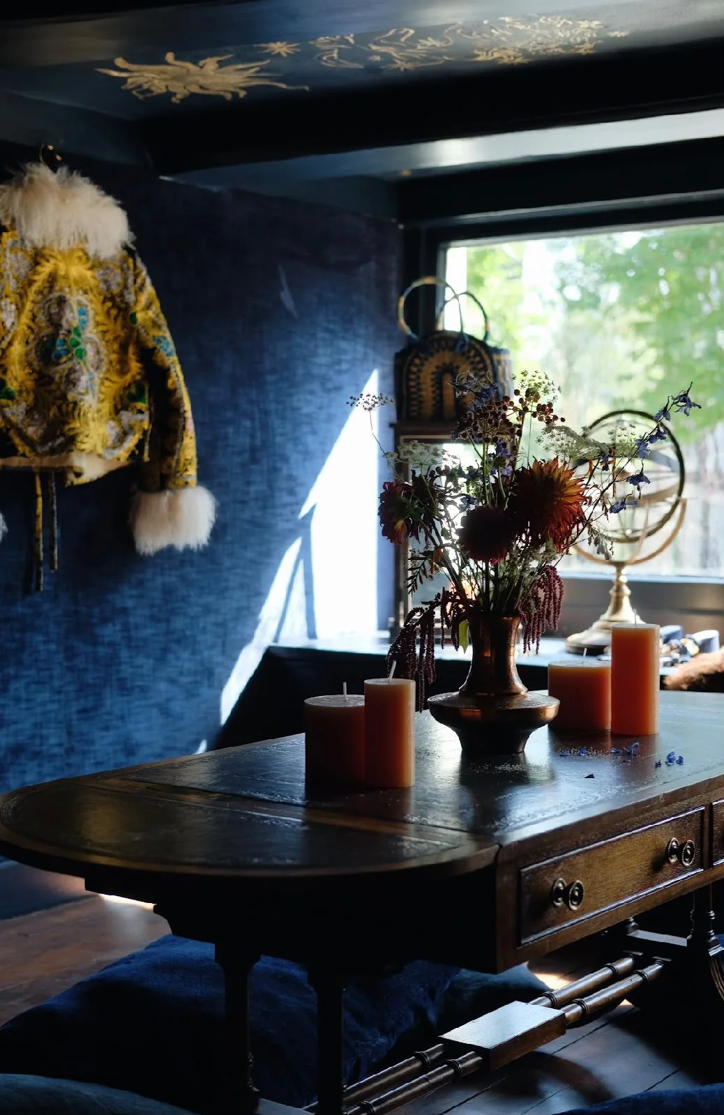 Donkerblauwe fluwelen wandbekleding in het interieur van ZAZI Amsterdam